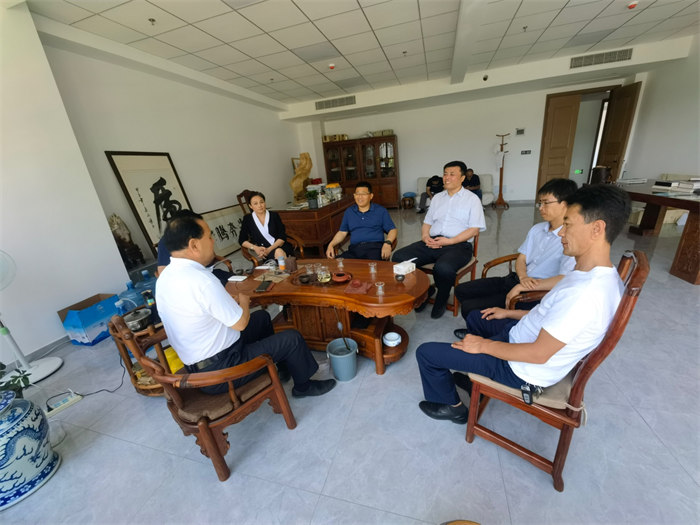  商河县乡村振兴局局长姜国强，商河县沙河镇党委书记刘友智，镇长齐志广等领导，针对商河县沙河镇养殖业动物废弃物资源再利用项目在办公室展开座谈，探讨合作模式。