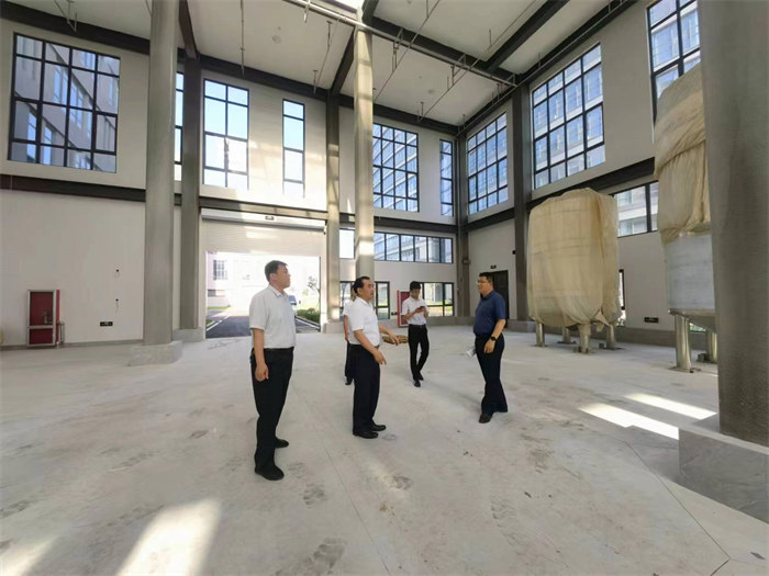 领导参观劲牛生物园液体菌液生产流水车间