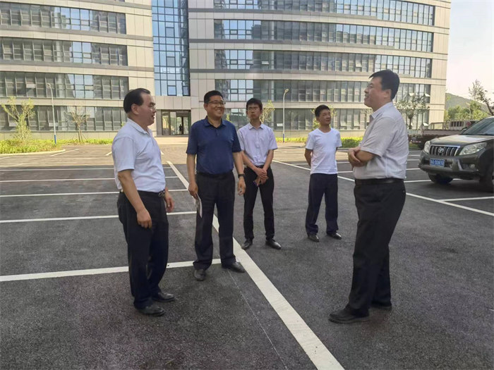 商河县乡村振兴局局长姜国强在园区参观